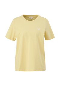 Camiseta de algodón amarilla con cuello redondo y mangas cortas. Presenta un pequeño logotipo de corazón blanco en el pecho. Textura suave.