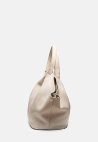 Borsa hobo in pelle beige con texture morbida, forma curva e due manici superiori. Presenta dettagli di cucitura e un'apertura leggermente plissettata.