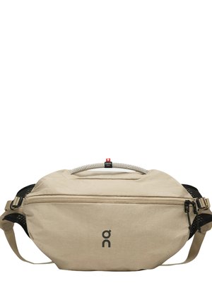 Beige talje taske med frontlynlås, justerbare stropper, sorte mesh- sidepaneler, rebhåndtag mærket "Swiss Seil" og "on" logoet i center foran.