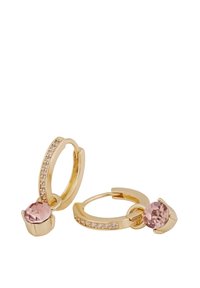 Guld hoopörhängen med en rosa ädelsten och en rad små gnistrande stenar längs hoopen, med en polerad yta och runda former.