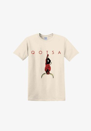 Camiseta beige con el texto "QOTSA" encima de una figura roja colgando boca abajo en una camisa de fuerza sobre una hoja curva etiquetada como "Mal Perro".