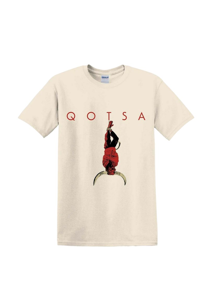 Beige t-skjorte med "QOTSA" tekst over en rød figur som henger opp ned i en straitjacket over et buet blad merket "Bad Dog."