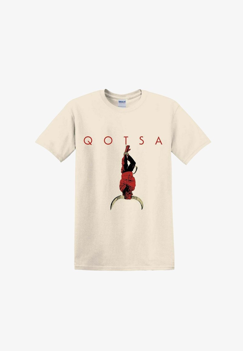 Béžové tričko s nápisem "QOTSA" nad červenou postavou visící vzhůru nohama v bílém svěracím pásu přes zakřivenou čepel označenou "Bad Dog."