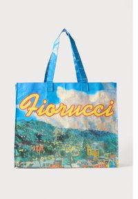 Opakovatelná taška přes rameno s modrým lesklým povrchem. Na přední straně se nachází barevná krajina s horami a budovami pod logem "Fiorucci".