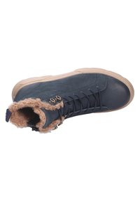 Botín azul de cuero hasta el tobillo con un acabado texturizado, forro de piel sintética color marrón claro, seis ojetes metálicos y suela de goma beis.