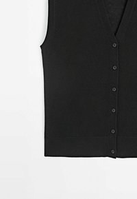 Schwarzer ärmelloser Cardigan mit V-Ausschnitt, geripptem Design und sechs passenden Knöpfen auf der Vorderseite. Glattes Material, ohne Muster.