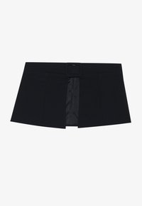 Jupe noire au design structuré, avec une boucle de ceinture carrée, des plis à l'avant et une fermeture éclair dissimulée pour une finition soignée.