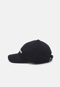 Sort bomulds-baseballkasket med buet skygge, justerbar rem og hvid broderet logo på forsiden. Søm detaljer på toppen.
