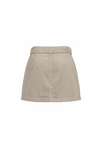 Beige pamut mini szoknya egyenes fazonnal, övaktakkal, oldalzsebekkel és letisztult szegéllyel. Minimalista dizájn, látható minták nélkül.