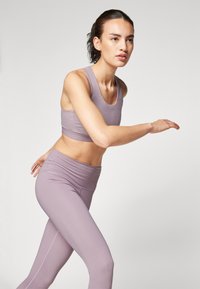 New Balance SLEEK MEDIUM SUPPORT POCKET BRA - Sujetadores deportivos con sujeción media - ice wine
