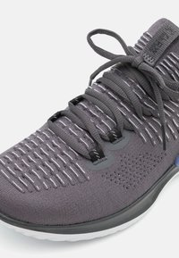 Under Armour FLOW DYNAMIC  - Väglöparskor - castlerock/mod gray/black