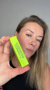 MAC Squirt Plumping Gloss Stick fremhævet i klar grøn emballage med sort tekst. Glat rektangulær form med mat finish.