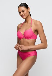 Różowy zestaw bikini z prążkowaną teksturą, usztywnianą biustonoszem z drucikami i regulowanymi ramiączkami z metalowymi akcentami.