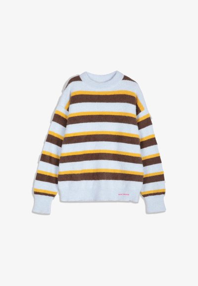 Pull en maille douce avec des rayures horizontales bleu clair, marron et jaune, avec des manches longues et un col rond.