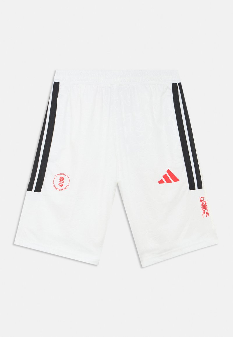 Pantalones cortos deportivos blancos con franjas negras en los costados, cintura elástica y un logo circular rojo que muestra "FOOTBALL'S HEARTBREAKERS".