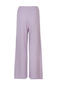 Pantalons larges lilas en tissu doux. Dotés d'une taille élastique et d'une texture lisse sans motifs ou embellissements distincts.