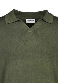 Olivgrön, smalpassande pullovertröja med V-ringning och krage. Tillverkad av mjukt stickat material med en jämn textur och jämn sömnad.