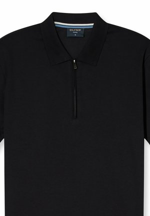 Zwart casual poloshirt met korte mouwen en een halve ritssluiting aan de voorkant, voorzien van een geribde kraag en een kleine blauwgestreepte binnennek.