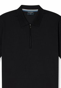 Zwart casual poloshirt met korte mouwen en een halve ritssluiting aan de voorkant, voorzien van een geribde kraag en een kleine blauwgestreepte binnennek.