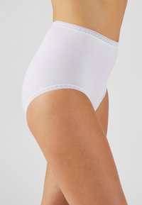 Mutande in cotone bianche a vita alta con pizzo sul girovita e sulle aperture delle gambe, caratterizzate da una texture liscia e un design aderente.