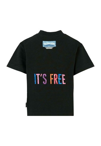 T-shirt di cotone nera con etichetta blu sul retro e testo colorato "È GRATIS" sulla parte posteriore, con una superficie texturizzata e sfumature gradienti.