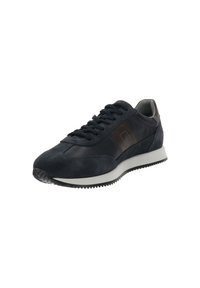 Zapatilla de ante y cuero azul oscuro con cordones negros, entresuela blanca y suela texturizada negra, en un ángulo que muestra la parte delantera y lateral.