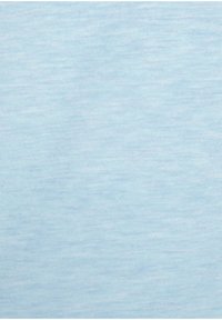 Hellblaues Baumwollgewebe mit einer subtilen Textur, das eine melierte Optik aufweist und einen sanften, harmonischen Eindruck vermittelt.