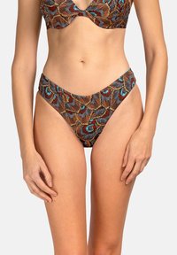 Zestaw bikini w brązowy wzorzysty materiał z turkusowymi i czerwonymi akcentami. Góra ma głęboki dekolt, a dół jest wysoki w talii.