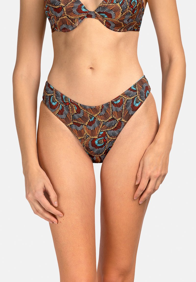 Zestaw bikini w brązowy wzorzysty materiał z turkusowymi i czerwonymi akcentami. Góra ma głęboki dekolt, a dół jest wysoki w talii.