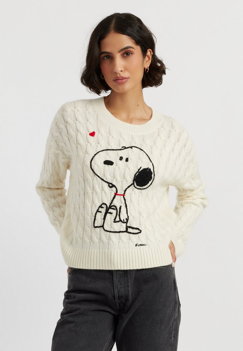 Cremfarbener Cable-Knit-Pullover mit einem bestickten Snoopy-Motiv und rotem Herz-Detail, Rundhalsausschnitt sowie geripptem Saum und Bündchen.