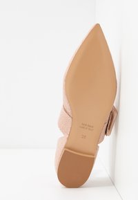 Chaussure femme beige à bout pointu, texture embossée crocodile, talon bloc et semelle portant la mention « Vero Cuoio Made in Italy, taille 38 ».