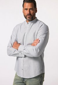 Camicia a maniche lunghe con bottoni di colore grigio chiaro e righe bianche verticali, con colletto alla cinese e taschino sul petto. Tessuto morbido.