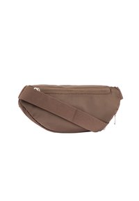 Hnědá látková ledvinka s nastavitelným popruhem a dvěma viditelnými uzavíratelnými kapsami na zip, izolovaná na bílém pozadí.