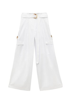Pantalones de pierna ancha blancos con cintura ceñida por un cinturón, que cuentan con bolsillos laterales y una tela texturizada. Incluye acentos de hardware en tono dorado.
