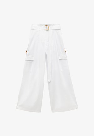 Pantalons blancs à jambe large avec une taille ceinturée, dotés de poches latérales et d'un tissu texturé. Comprend des éléments en métal doré.