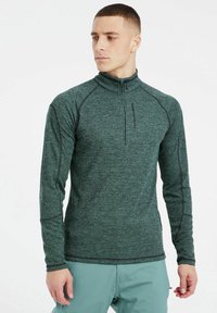 Grüner Reißverschluss-Pullover aus strukturiertem Stoff mit langen Ärmeln, ausgestattet mit einem Frontreißverschluss und kontrastierenden Nähten.