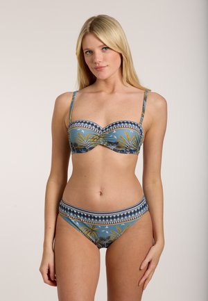 Bikini set s modrou látkou so vzorom palmových listov, vyformovaným podprsenkovým vrchom, nastaviteľnými popruhmi a zodpovedajúcim vysoko zdvihnutým dnom s lemovaním.