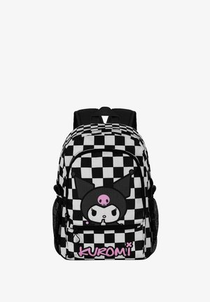 Mochila en blanco y negro con diseño de tablero de ajedrez que presenta una gran gráfica del personaje Kuromi, acentos en rosa, dos bolsillos de malla en los laterales y correas de hombro acolchadas.
