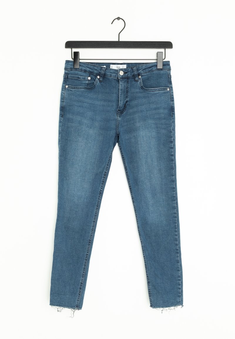 Jeans de mezclilla azul con un ajuste slim, que presentan un dobladillo recortado y un ligero deshilachado en la parte inferior. Diseño de cinco bolsillos con cierre de botón en la parte delantera.