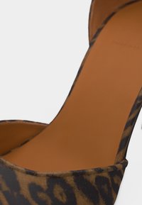 Γυναικείο παπούτσι με ψηλό τακούνι και ανοιχτή μύτη, με καφέ και μαύρο λεοπάρ σχέδιο και ανοιχτό καφέ πάτο.