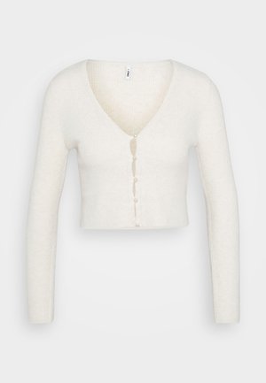 Hvit ribbestrikket cardigan med lange ermer, V-hals og seks dekorative knapper med perleaccents nedover fronten. Myk strikket tekstur.