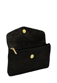 Pochette en cuir noir avec une finition texturée, dotée d'un bouton-pression doré et d'une poche zippée, fermée par un design à top arrondi.