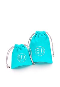 Sacchetti di stoffa turchesi con cordoncino, uno grande e uno piccolo, con dettagli in argento e il nome del marchio "Elli" stampato in bianco.