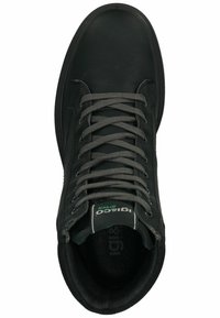 Zapatilla alta de sintético negro con cordones grises, que presenta un acabado texturizado y puntera reforzada. Logo verde en la lengüeta.
