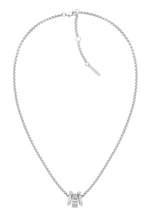 Zilveren ketting met een slank ontwerp, rechthoekige hanger met ingebedde kristallen en een sluiting met een kreeftensluiting.