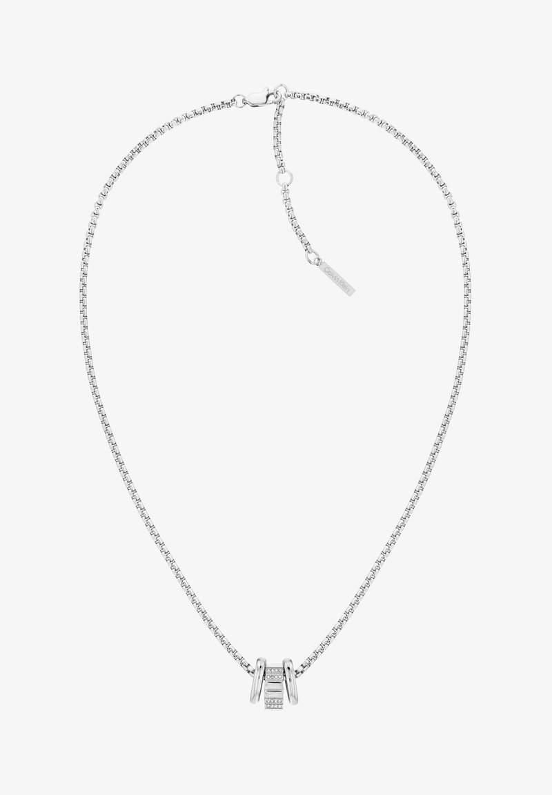 Zilveren ketting met een slank ontwerp, rechthoekige hanger met ingebedde kristallen en een sluiting met een kreeftensluiting.