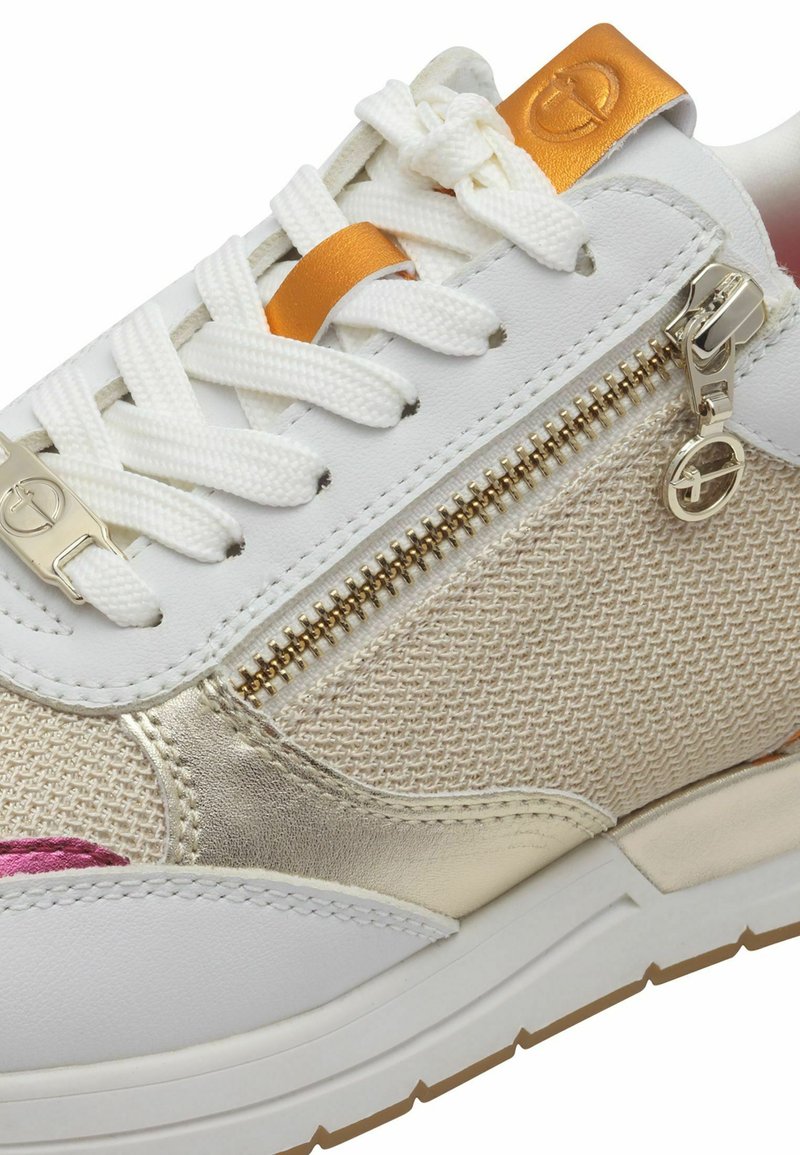 Sneaker mit einem Obermaterial aus weißem Leder und goldfarbenem Netz, ausgestattet mit weißen Schnürsenkeln, einem seitlichen Reißverschluss und einem rosa Akzent an der Zehenpartie. Leichte Sohle.