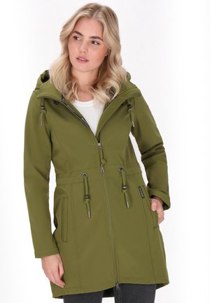 Parka olive verte avec capuche, taille cintrée avec cordons de serrage, fermeture zippée, deux poches latérales et une texture lisse.