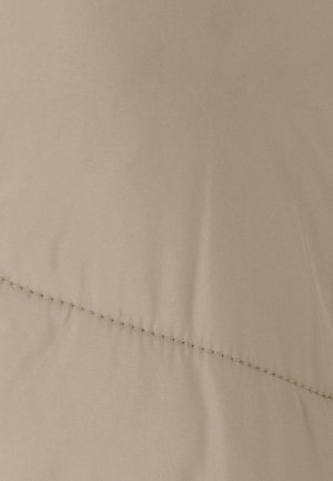 Lichtbeige donsjas met een gladde, matte afwerking, diagonale stikselpatronen en een subtiele glans. Zachte textuur en geïsoleerd ontwerp.