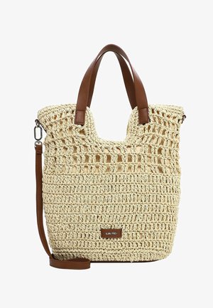 Bolso tote tejido beige con asas de cuero marrón y una correa para el hombro desmontable, con una pequeña etiqueta de la marca en el frente.